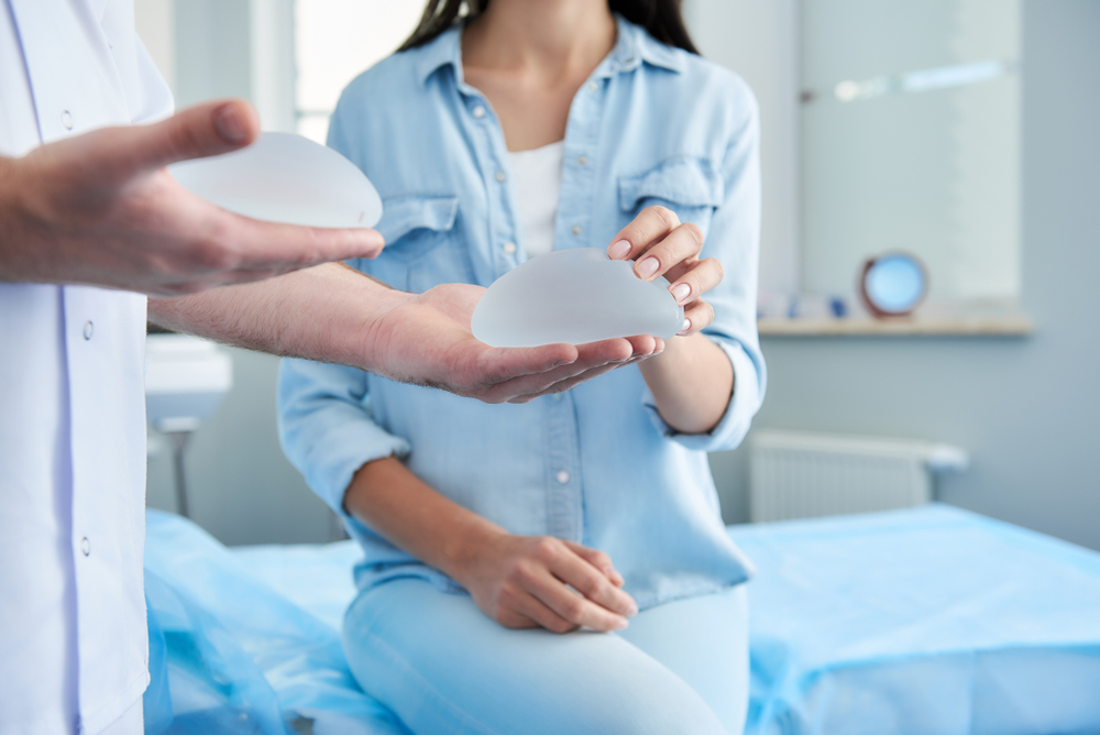 Mamoplastia com incisão inframamária: vantagens e desvantagens